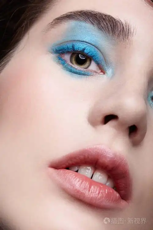 特写女性面部宏观肖像. 人类女人半张脸,有着不寻常的美容妆.