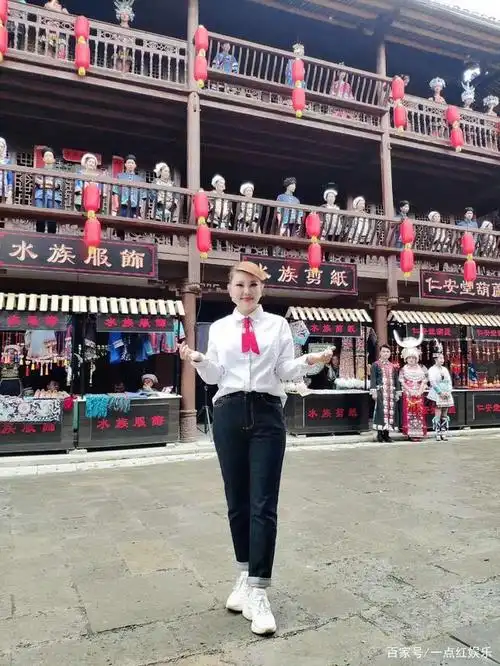 青年歌唱家乌兰图雅亮相《我和我的家乡》首映礼贵州黔南分会场