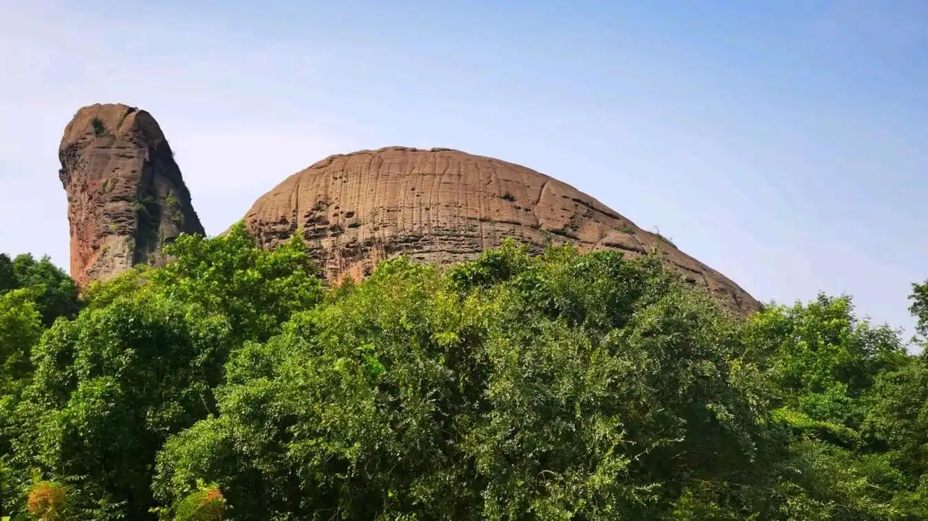它位于江西省弋阳县城区西南部,是世界地质公园龙虎山—龟峰地质公园