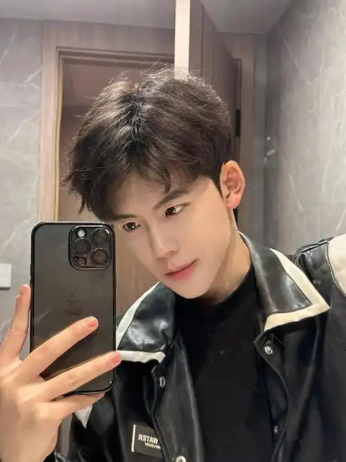 男生"碎盖发型"减龄帅气,试试这3款,剪完不帅你打我!