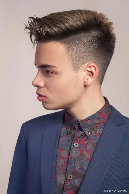 男士飞机头是一种非常受欢迎的时尚发型,它的名字源于飞行员的发型.