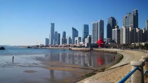 1.1五四广场海边看海的人们