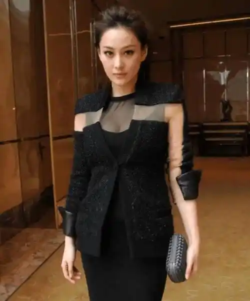 最后一张照片中,张馨予身穿胸前透明面料的黑色外套,搭配黑色紧身裙