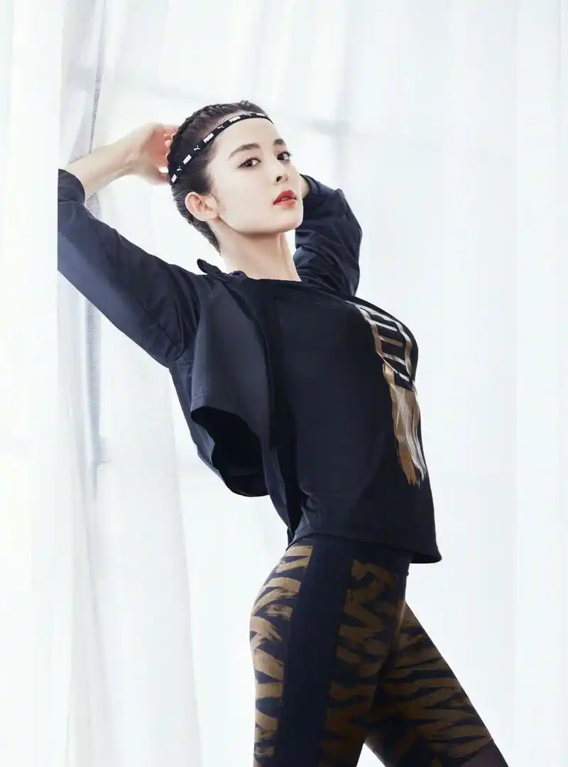 古力娜扎运动美照上线,透视紧身裤大秀美腿,转身让网友都疯狂了