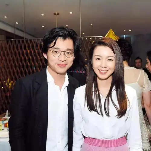 合影笑容满满,前男友疑受打击|林作|周慧敏|郑秀文|麦明诗_网易订阅