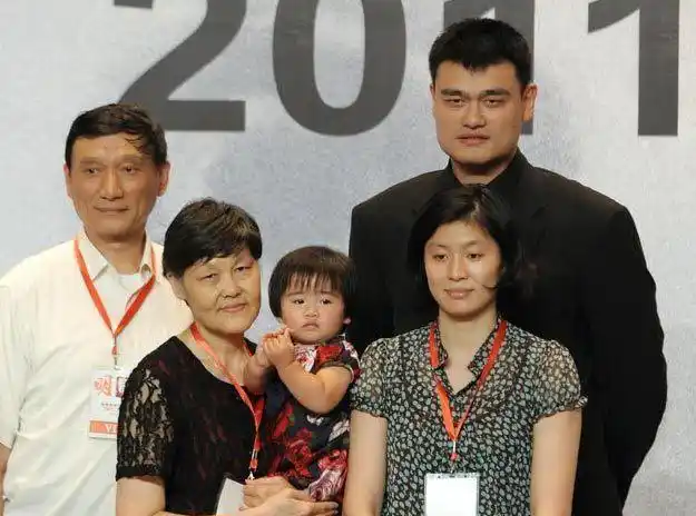 关于姚明第二任妻子多高的配图及描述