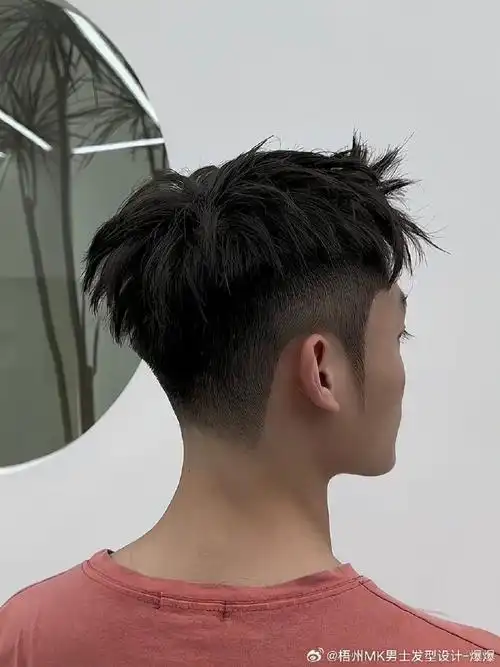 中式前刺发型#男士发型#  立体的轮廓和凌乱的层次氛围感才是男生才有