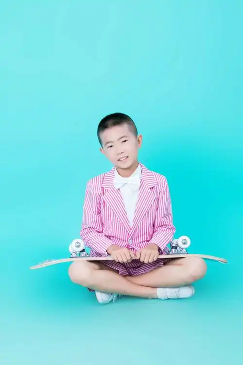 我是下村小学六(2)班的学生.我是一个热爱学习!活泼阳光的小男孩儿