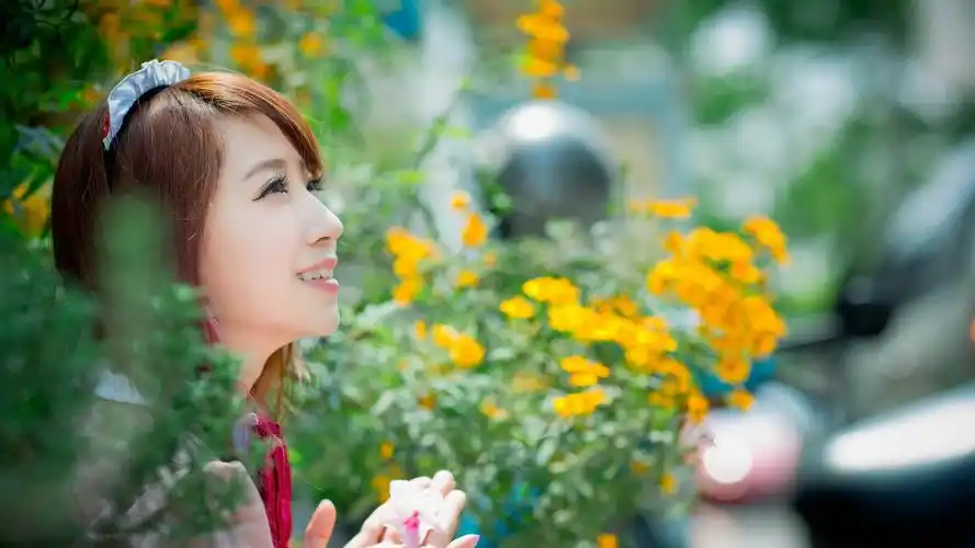 东方美女微笑花3840x2160美女壁纸