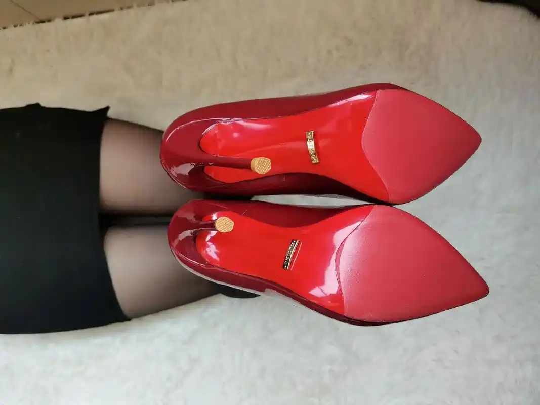 一抹红底.遇到就是缘分#高跟鞋 #缘分让你我在抖音相遇 #刷 - 抖音