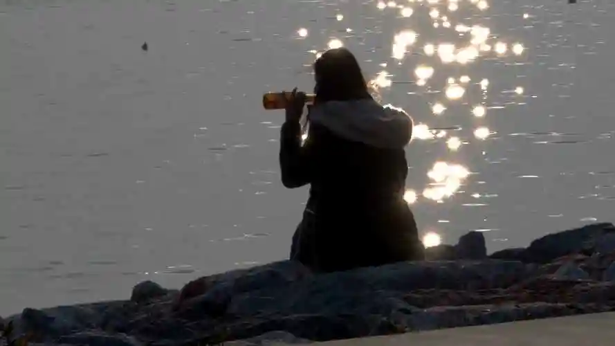 女孩喝酒借酒消愁,美女孤单背影