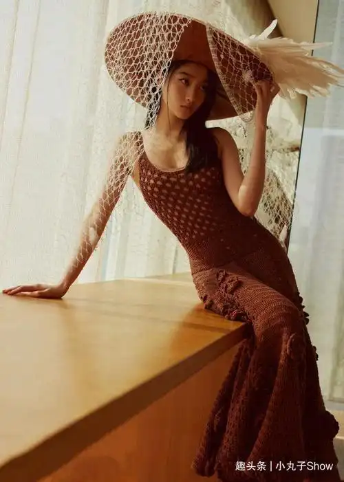 24岁关晓彤晒性感写真,牛仔抹胸露出性感直角肩,水蛇腰十分抢镜