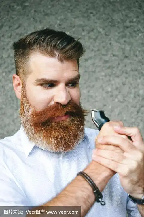大胡子男子修剪胡须的肖像