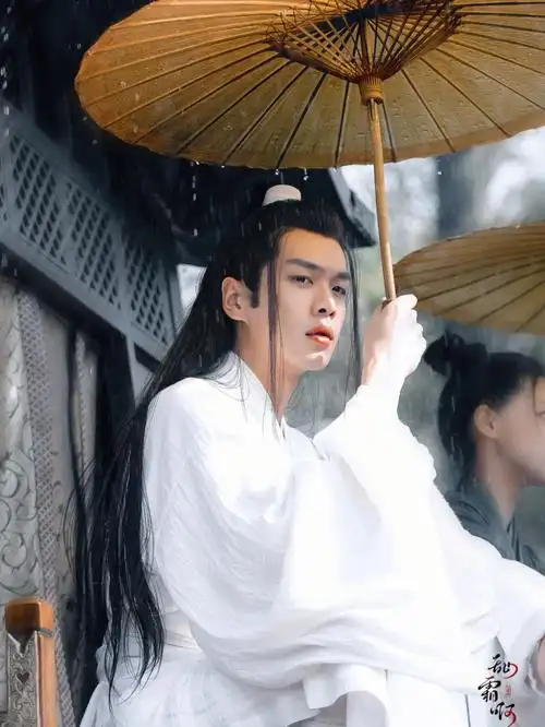 求半永久张若昀雨中撑伞的白衣少年