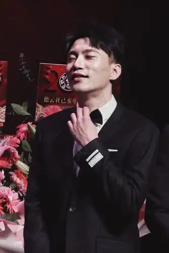 何九华:粉大褂有点勒