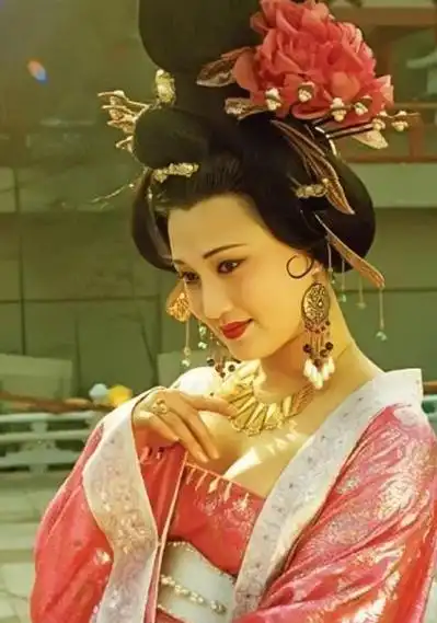 徐璐:有着超出年纪的风情,为了流量频繁打擦边球