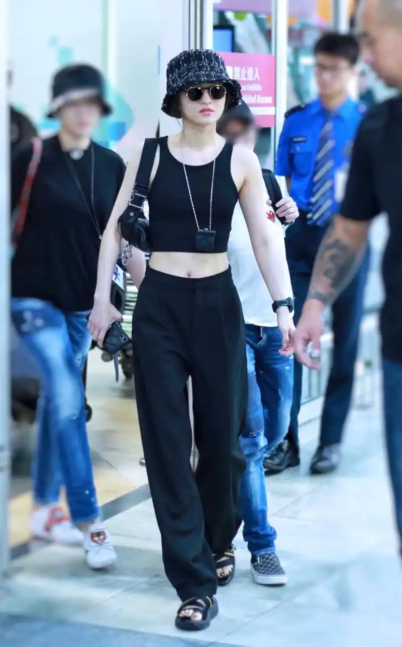 37岁张韶涵颜值开挂运动背心露马甲线抢镜气质娇嫩仍似少女