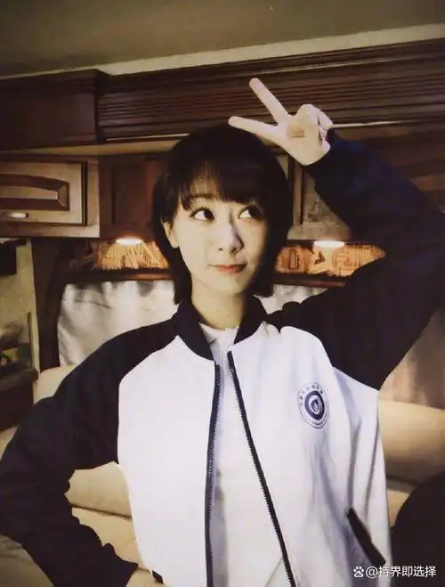杨紫晒出穿高中校服造型,搭刘海短发清纯可爱,越长越嫩了