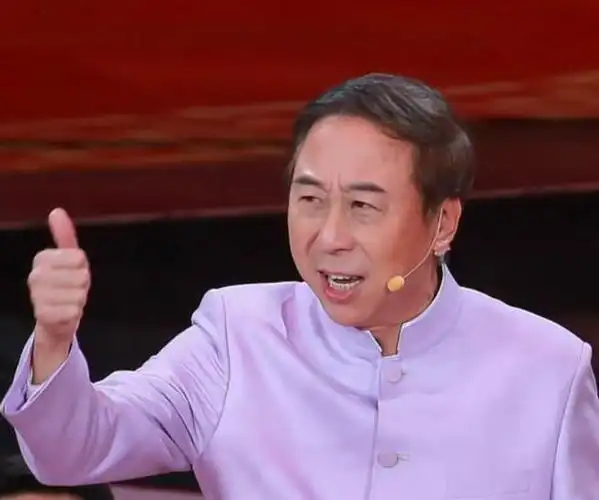 65岁冯巩罕见露面腿脚无力一瘸一拐曾吊威亚受伤缝六针止血