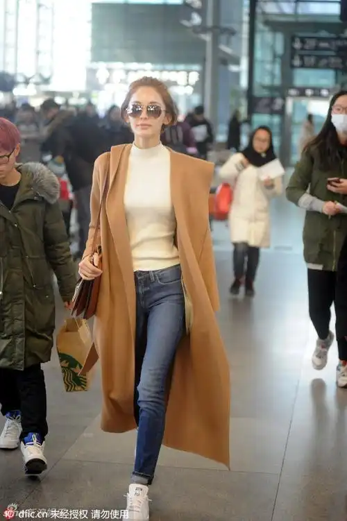 娜扎机场示范街拍时尚 穿风衣衬大长腿