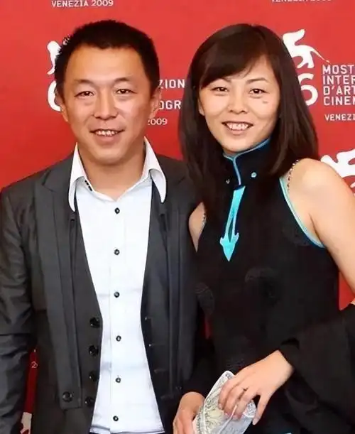 黄渤夫妻一个模子刻出来,好似双胞胎,姐姐生日摆宴满墙茅台出镜__财经