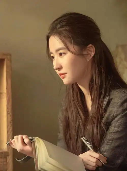 别看刘亦菲的发型也会踩雷但多数的发型都很实用普通人可照搬