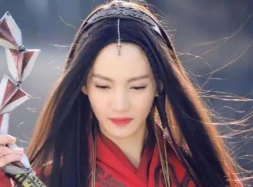 金晨瘦出新高度!锁骨深到让人心疼,鼻子却成功抢镜!