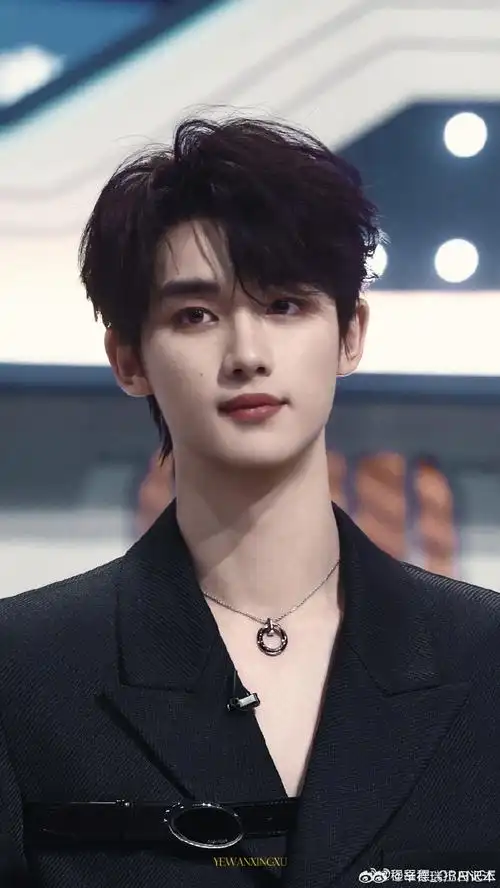 丁程鑫一款小孩总#将头发梳成大人模样,穿上一身帅气西装,小孩总的