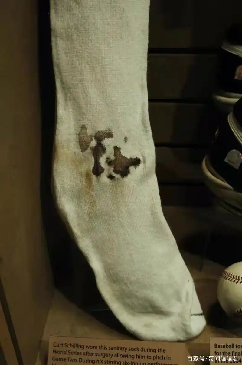 2004年清洁工在垃圾桶捡到一只带血的袜子,11年后拍出52万天价!