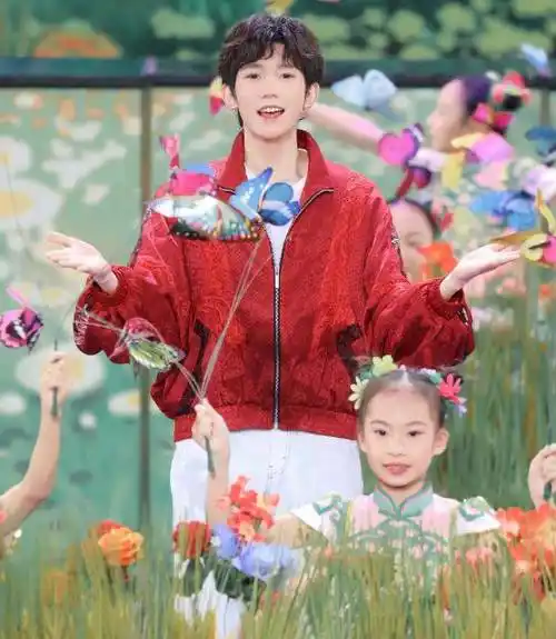 42岁穿粉色连衣裙,少女感十足_王源_表演_节目