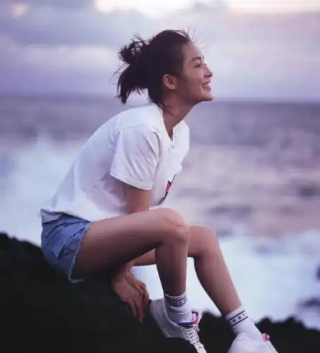 李沁去海边玩耍,穿的短裤太省布料,摄影师蹲在前面都看呆了!