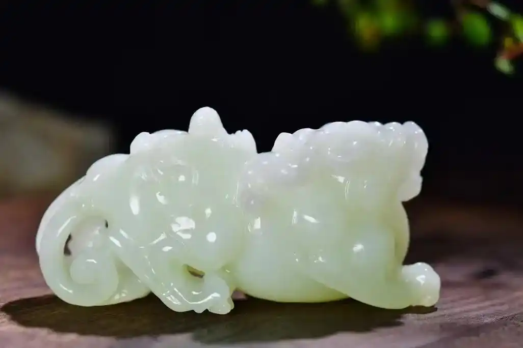 9797《携子上朝·貔貅》 新疆和田玉山料 手把件规格: - 抖音