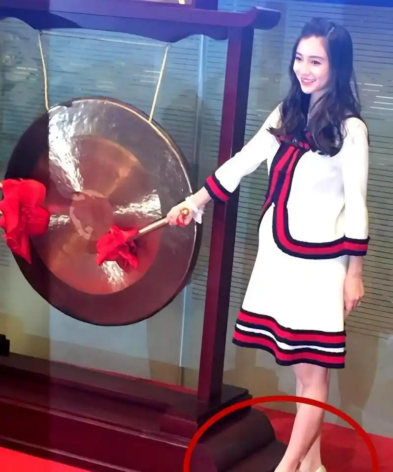 angelababy怀孕期间依然坚持穿高跟鞋,真的很敬业!