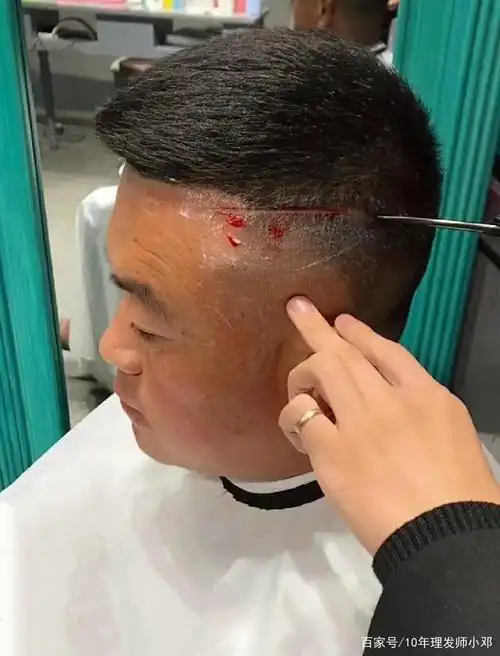 理发店马上要复工了 你可不要急着去剪发型