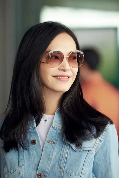 ilady大明星#昨日,@姚晨帅气现身北京首都机场,演绎时尚破洞牛仔风