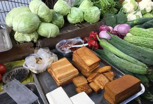 贵阳:我们小区内菜市场里一个蔬菜摊位的一对老夫妻