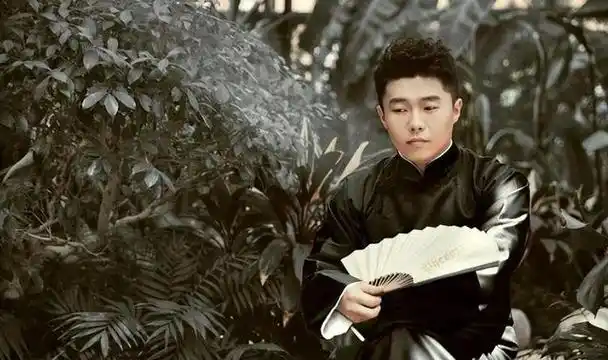 德云社周九良在台上那么冷淡,为什么还那么多人喜欢呢?