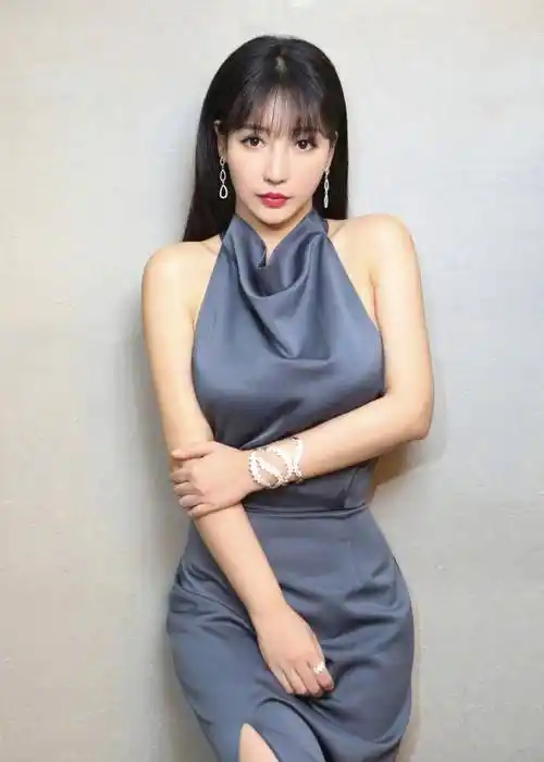 女神柳岩转变风格,健康生活迎接新生,43岁事业线消失撞脸网红_身材