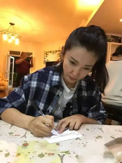 李冰冰的精修照片让她看起来光鲜亮丽,而素颜则显得沧桑.