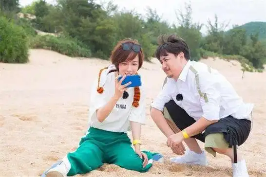 王珞丹现身沙滩,身穿白丝脚踩沙滩,依旧是二十年前的米莱!