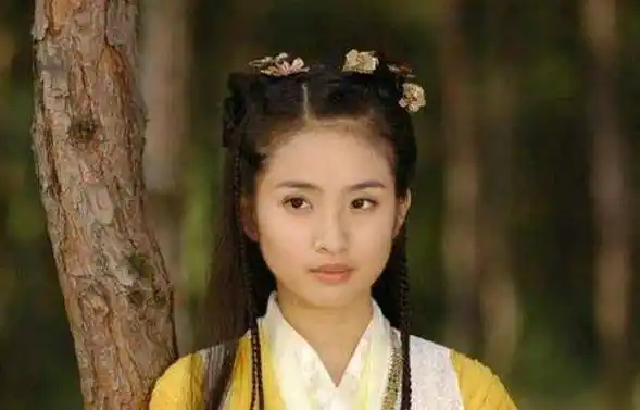 但林依晨却嫁给了一个圈外人,如今她的作品变少除了年龄因素,还有一