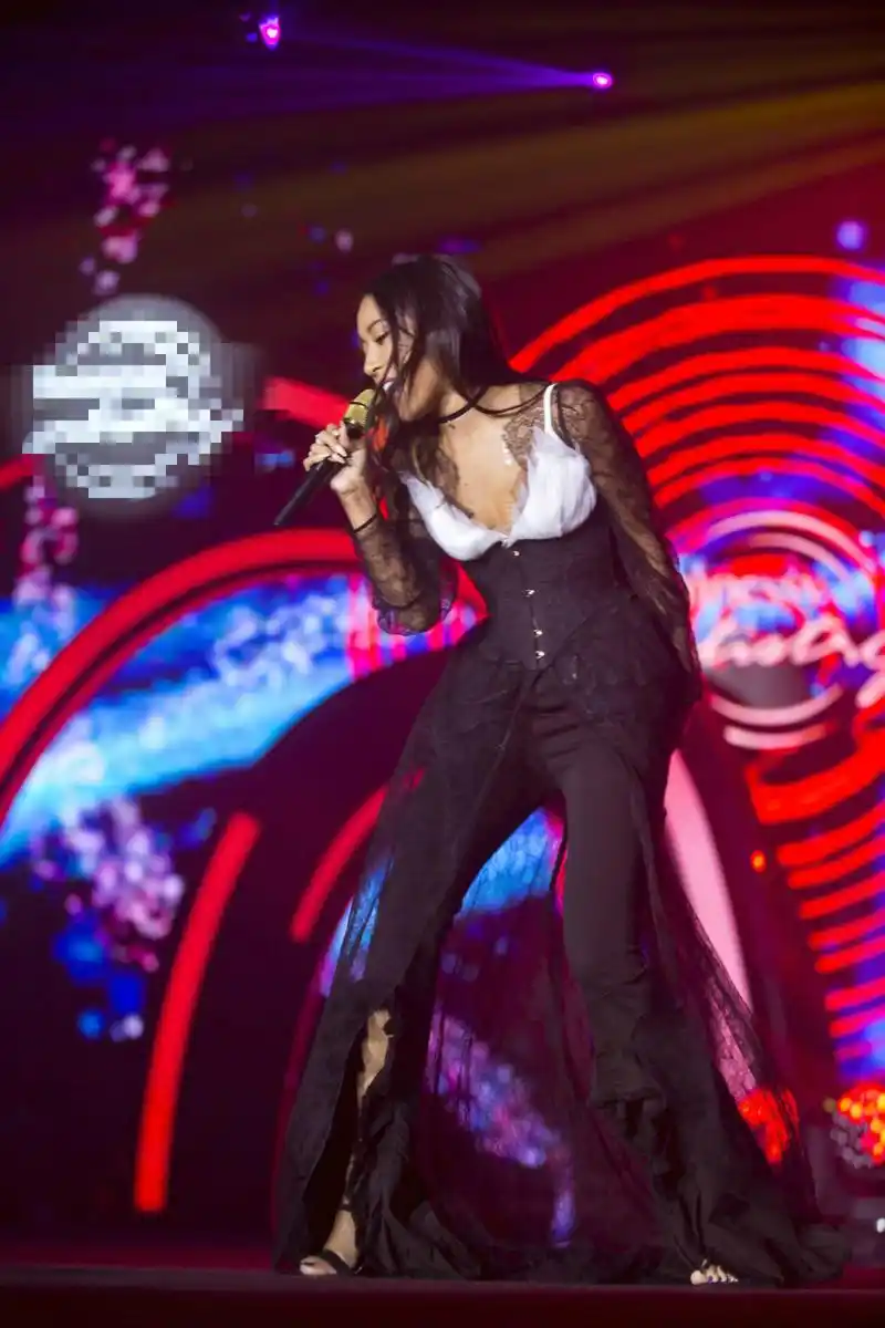 组图:吉克隽逸激情开唱 蕾丝 长裤性感不失野性_高清图集_新浪网