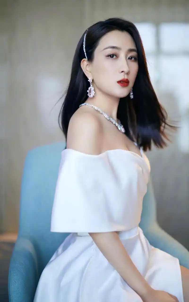 原创马苏又火了身穿米黄色深v领吊带礼服裙亮相华丽又高贵