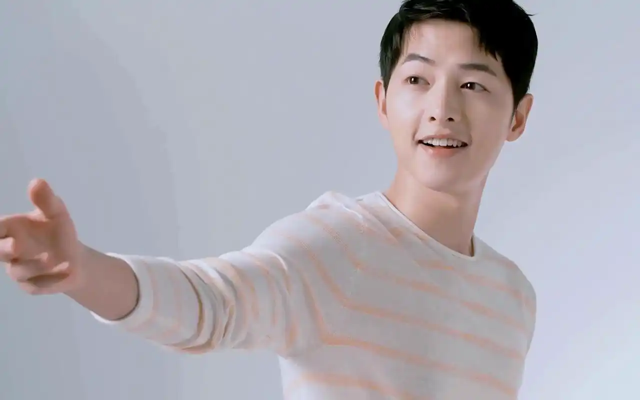 国民老公宋仲基机长制服写真桌面壁纸