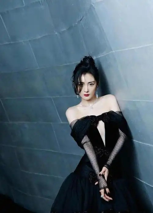 杨幂最新大片好性感穿黑色吊带裙躺地扭成s型眼神魅惑真撩人