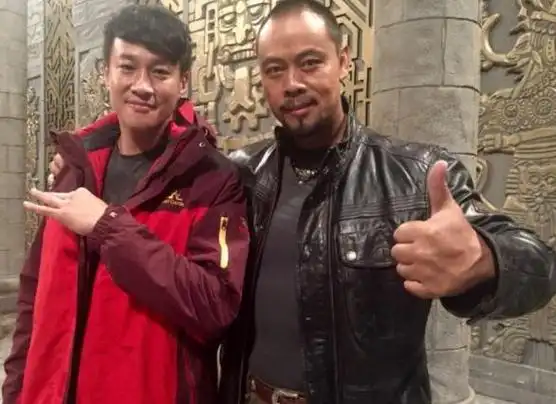 昔日健美冠军因训练受伤,选择做演员,如今事业家庭双丰收_晋松