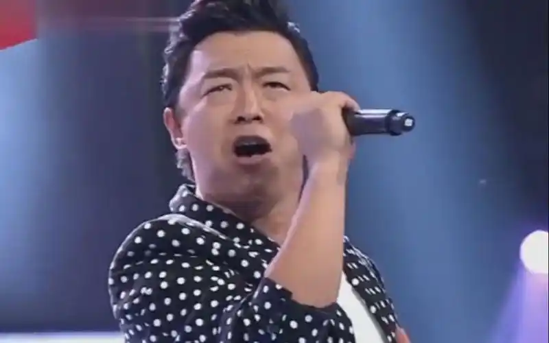 黄渤翻唱这首《爱与愁》,火爆各大音乐平台,热度远超原唱!