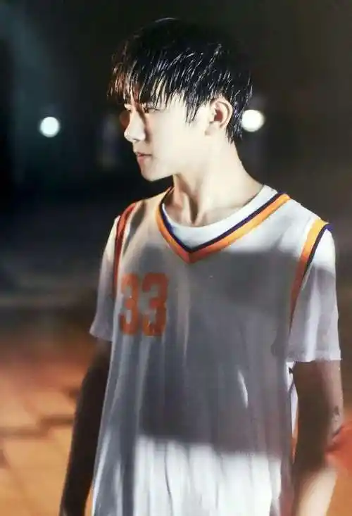 爱豆元气球衣杀#元气少年易烊千玺来了～笑容满分,青春满满的千玺啊