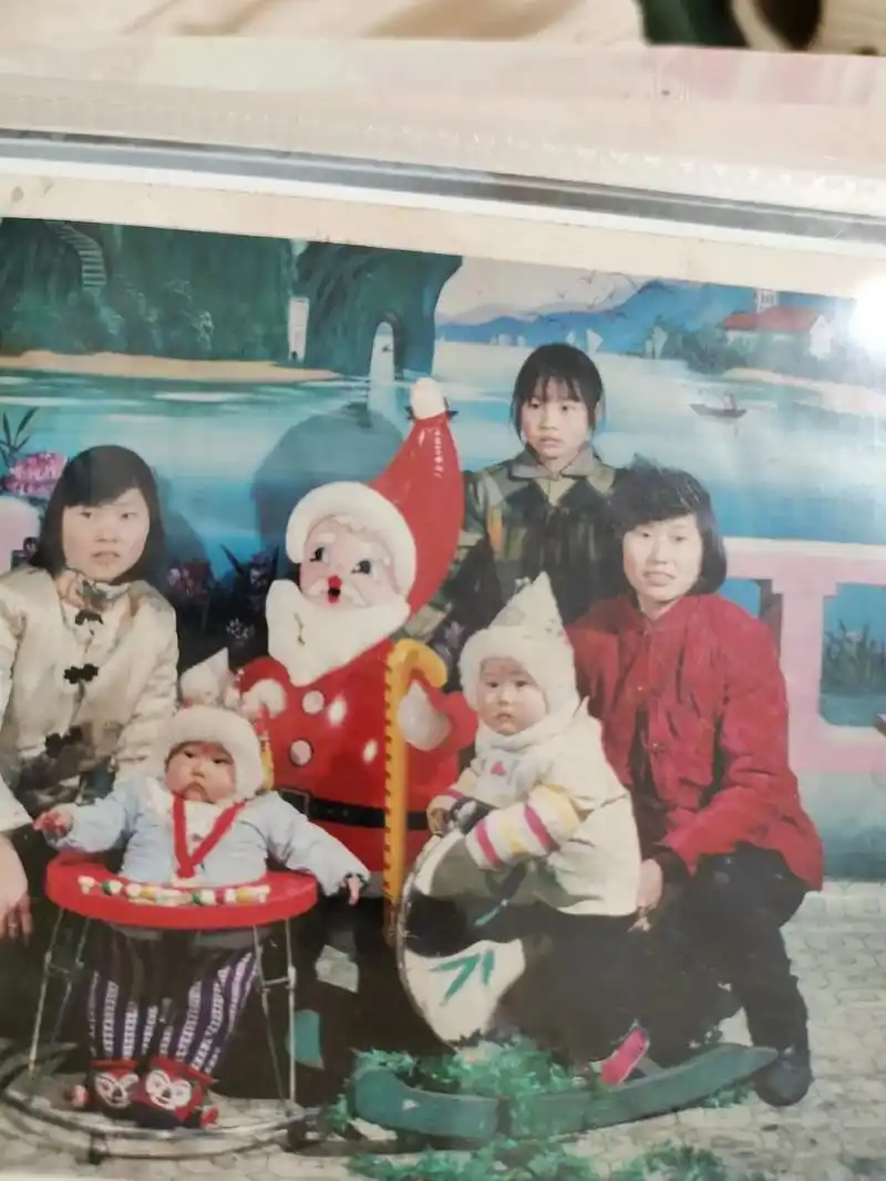 三十年前的照片,留下美好的回忆,岁月不饶人,青春一去不复返, - 抖音