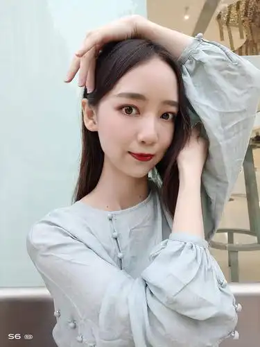 只要你的自拍姿势或者角度不是特别奇怪的话,不用过多的修饰,随手一拍